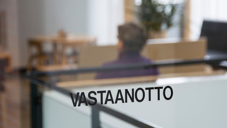 Lasissa lukee "vastaanotto".
