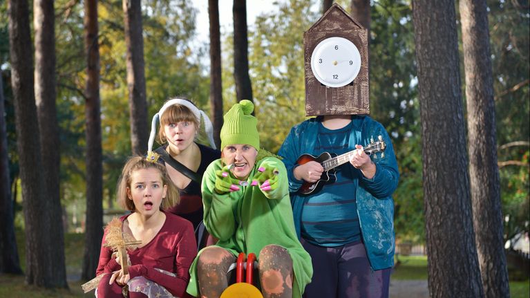 Väärinpäinmaan näyttelijät poseeraavat rooliasuissaan. 
