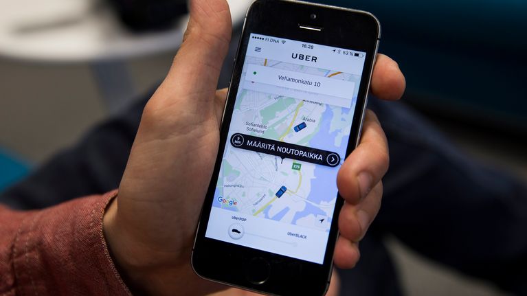 Uber-sovellus kännykän näytöllä.