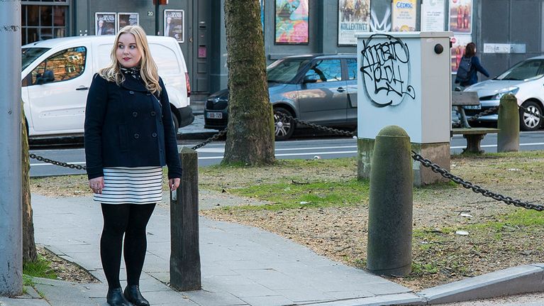 Maria Tyrni kadun reunalla Brysselissä Belgiassa. Tyrni asuu Brysselissä vehreässä Maalbekin kaupunginosassa, maahanmuuttajavaltaisen Saint-Jossen ja varakkaan Schumanin alueen välissä.
