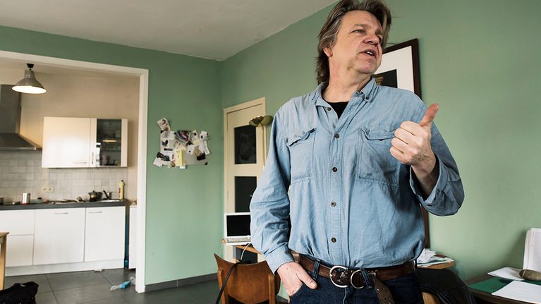 Teun Voeten on antropologi ja sotakuvaaja, joka ei tuntenut oloaan enää tervetulleeksi kotikadullaan Molenbeekissa. 