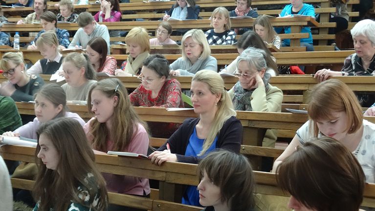 Auditorio täyttyi nopeasti oikeinkirjoituksen opiskelijoista.