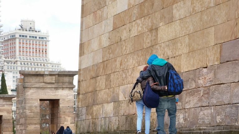 Pariskunta kadulla. Madridin kaupunki on aloittanut hiljattain ohjelmia, joilla yritetään tukea kaupungin köyhempää väestöä.