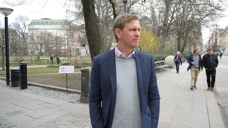 Pontus Herinkadulla puiston vieressä. Herin muutti varakkaiden ruotsalaisten asuinalueelta lähiöön kokeakseen erilaisen Ruotsin.