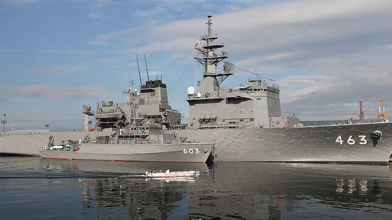Japanilaiset miinanraivaajat Takashima ja Uraga Manilan satamassa maaliskuussa 2016.