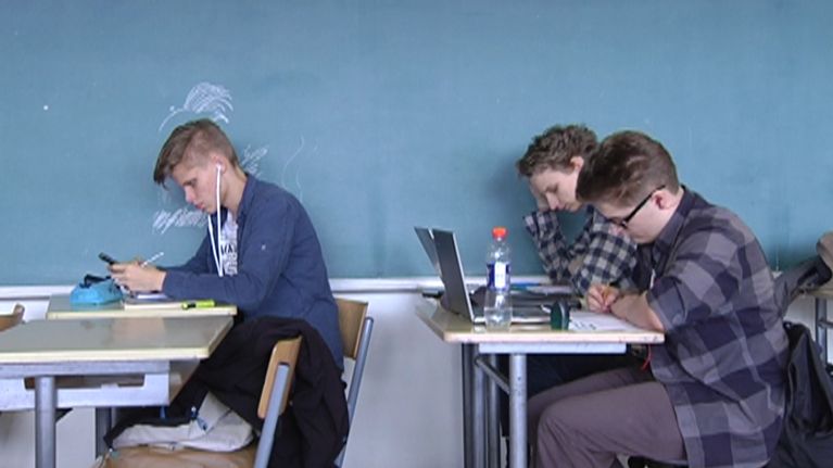 Oppilaita matematiikan tunnilla. 