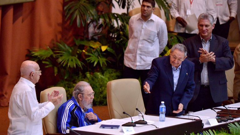 Vallankumousjohtaja Fidel Castro (2. vas.) sai suosionosoitukset Kuuban kommunistisen puolueen kongressissa Havannassa tiistaina. Presidentti Raul Castro valittiin jatkokaudelle puolueen johdossa.