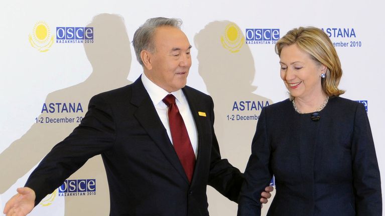Nursultan Nazarbayev ja Hillary Clinton.