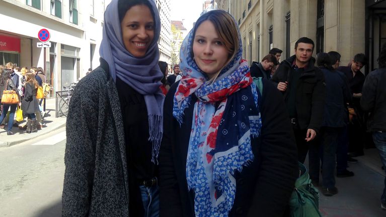 Pariisin Sciences Po -yliopiston opiskelijat Lily ja Mathilde toivovat, että myös musliminaiset saavat pukeutua kuten he haluavat.