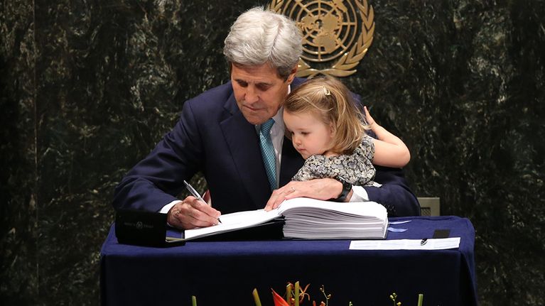 Yhdysvaltain ulkoministeri John Kerry allekirjoittaa sopimusta.