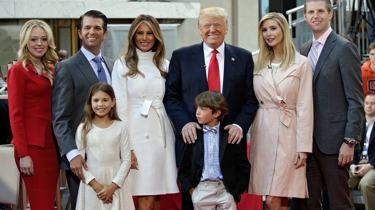 Donald Trump vaimonsa, lastensa ja lastenlastensa kanssa. 