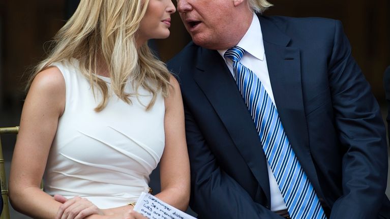 Ivanka ja Donald Trump puhuvat päät yhdessä.