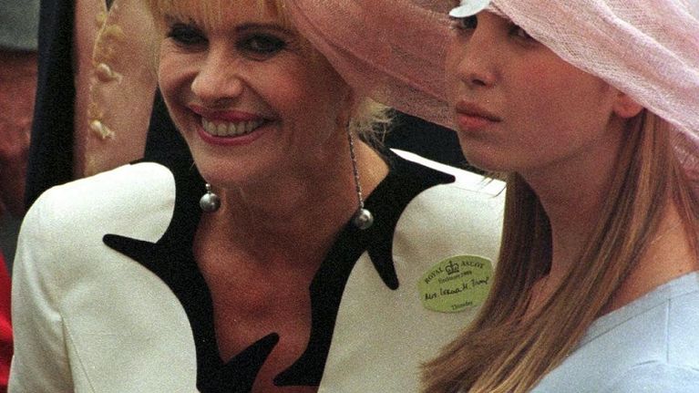 Ivanka Trump suuressa vaaleanpunaisessa hatussa, Ivana vieressä.