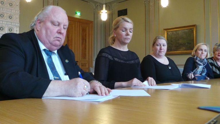 Valtuustosopimuksen allekirjoittaminen Porissa keväällä 2016. Vasemmalta Esa J. Wahlman (sd.), Bia Kaski (kok.), Satu Hatanpää (kok), Anne Liinamaa (vihr.) ja Kaarina Ranne (vihr.).