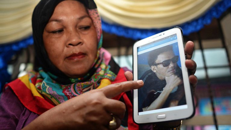Nainen näyttää valokuvaa Abu Sayyafin panttivankina olevasta sukulaisestaan. Indonesian viranomaisten mukaan Abu Sayyaf kidnappasi 10 indonesialaista Tawi-Tawin saariryhmän lähestöllä kulkeneelta laivalta.