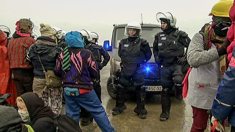 mielenosoittajia ja poliiseja