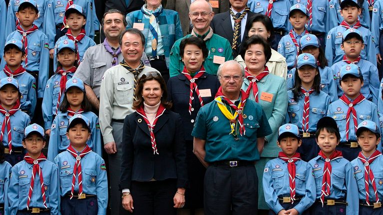 Kuningas Kaarle XVI Kustaa Etelä-Koreassa koululaisten kanssa kuvattuna.
