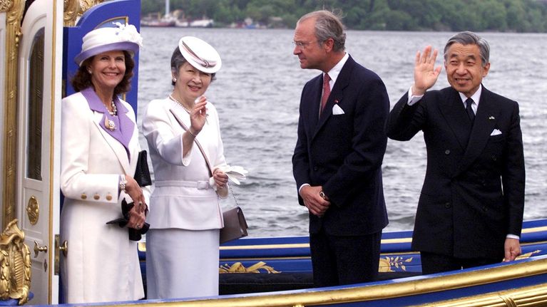 Kuningas Kaarle XVI Kustaa ja kuningatar Silvia isännöivät Japanin keisariparin vierailua vuonna 2000.