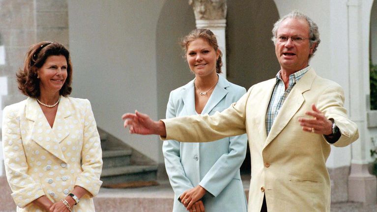 Kuningas Kaarle Kustaa pitää puhetta prinsessa Victorian 21-vuotissyntymäpäivävä 14. heinäkuuta 1998. 