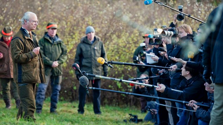 Kuningas Kaarle XVI Kustaa Hunnebergin metsästysmajalla, missä hän kommentoi kohukirjaa "Carl XVI Gustaf – Den motvillige monarken" lokakuussa 2010.