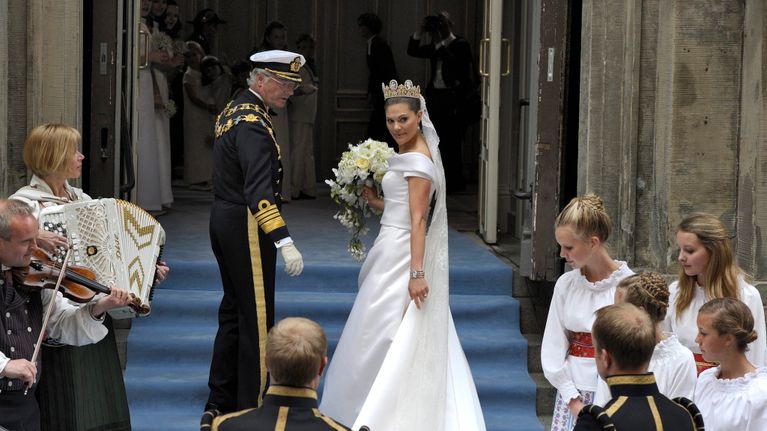 Kuningas Kaarle Kustaa saattaa kruununprinsessa Victorian kirkkoon. 