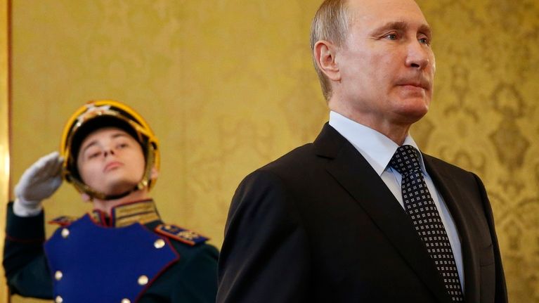 Tiukkailmeinen Putin kävelee kunniaa tekevän juhlaunivormuisen sotilaan ohi