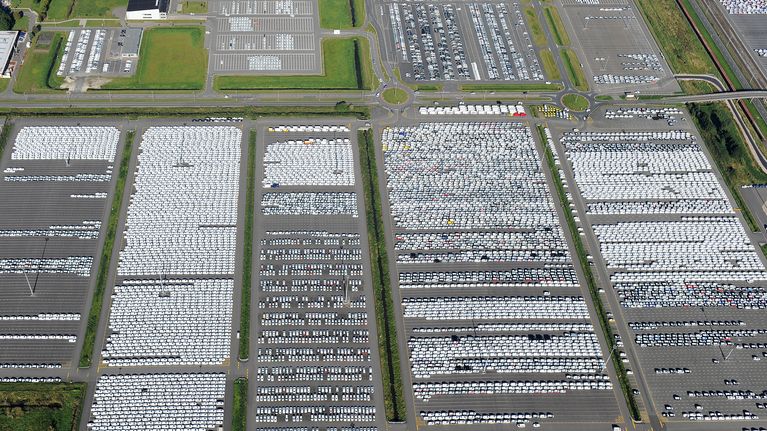 Suoraan tehtaalta tulleita Volkswagenin autoja odottamassa kuljetusta Emdenissa, Saksassa.