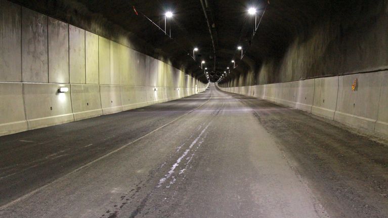 Vastapäällystetty, tyhjä tunneli.