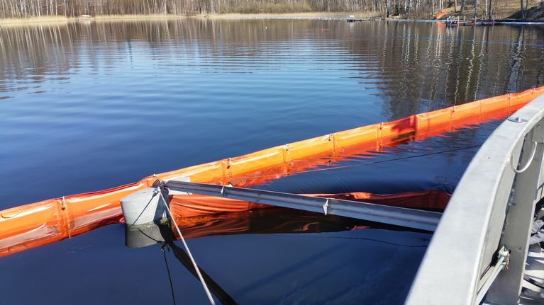 Etelä-Karjalan pelastuslaitos kerää öljyä Saimaasta 3.5.2016.