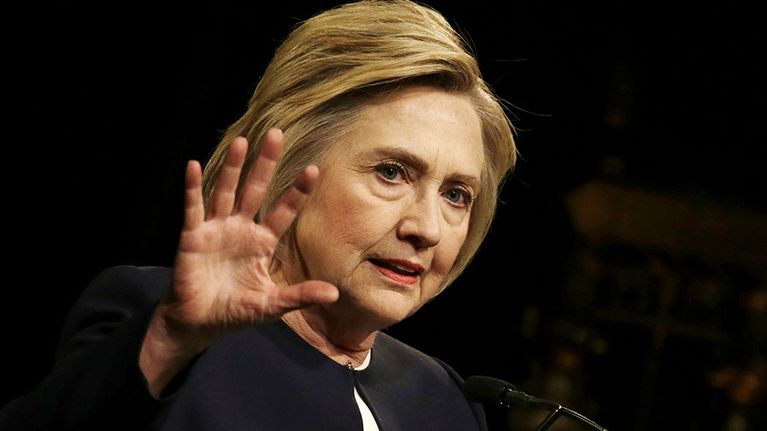 Hillary Clinton puhuu.