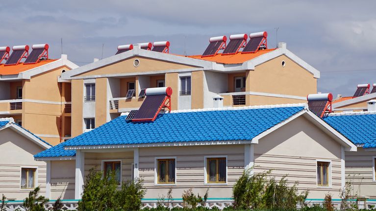 Pjongjangin kupeessa olevassa Jangchonin mallikylässä hyödynnetään aurinkoenergiaa sekä sähkön että lämpimän veden tuotantoon.