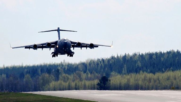 C-17 -kone laskeutuu