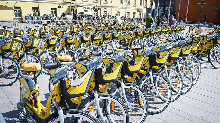 Uusien kaupunkipyörien rivistöt Helsingin Narinkkatorilla maanantaina 2.5.