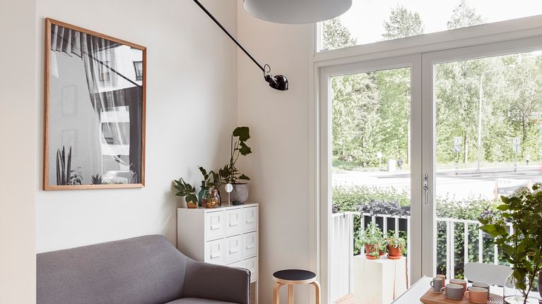 Vain 15,5 neliön asunto on valoisa lähes koko päätyseinän peittävän ikkunan takia. Ovi avautuu ranskalaiselle parvekkeelle.
