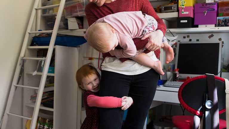 Iina Paronen sekä lapset Vinha ja Tarina