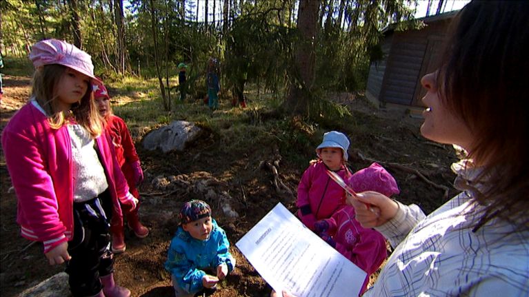 Outi Hänninen kuvailee metsäeskaria normaaliksi eskariksi, joka toimii ulkona toiminnallisissa merkeissä.