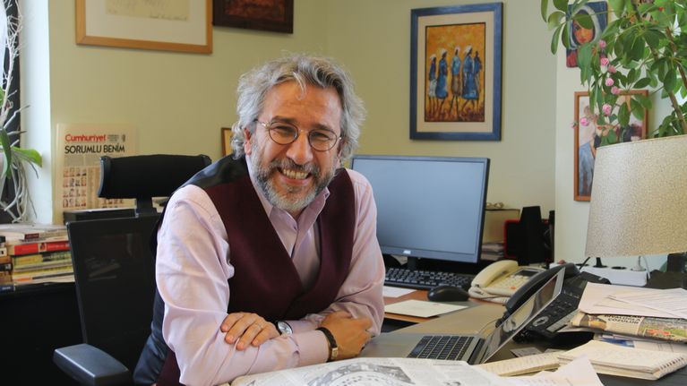 Iloisen näköinen Can Dündar.