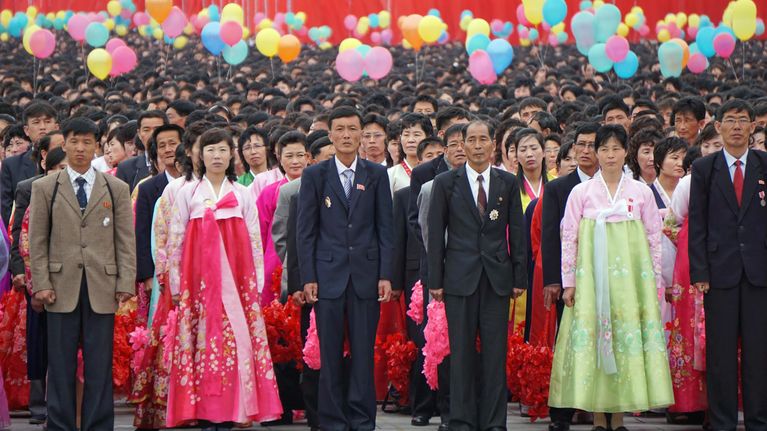 Pjongjangilaiset "vapaaehtoiset" odottivat paraatin alkua Kim Il-sungin aukiolla 10. toukokuuta.