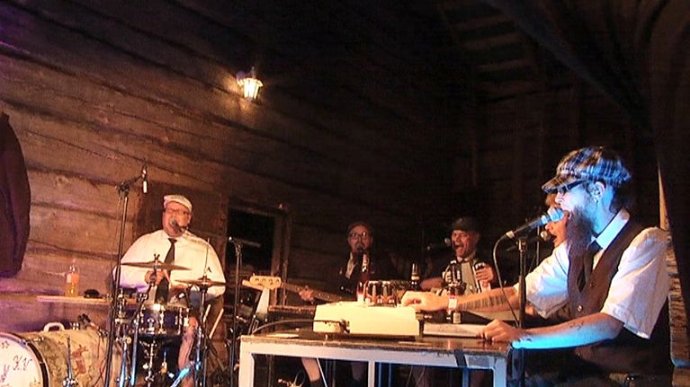 Eläkeläiset esiintyi Naamoilla 2010.