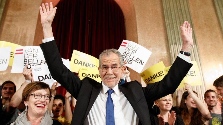 Alexander van der Bellenista tuli Itävallan presidentti niukalla ääntenenemmistöllä. 