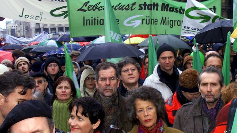 Alexander van der Bellen osallistui äärioikeiston vastaiseen suurmielensoitukseen helmikuussa 2000 Wienissä. 