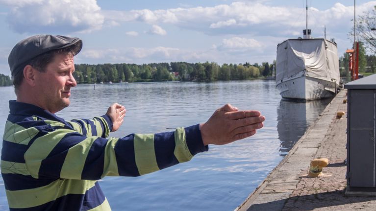 Yrittäjä Ismo Apell esittelee hotellilaivan paikkaa Kuopion satamassa.
