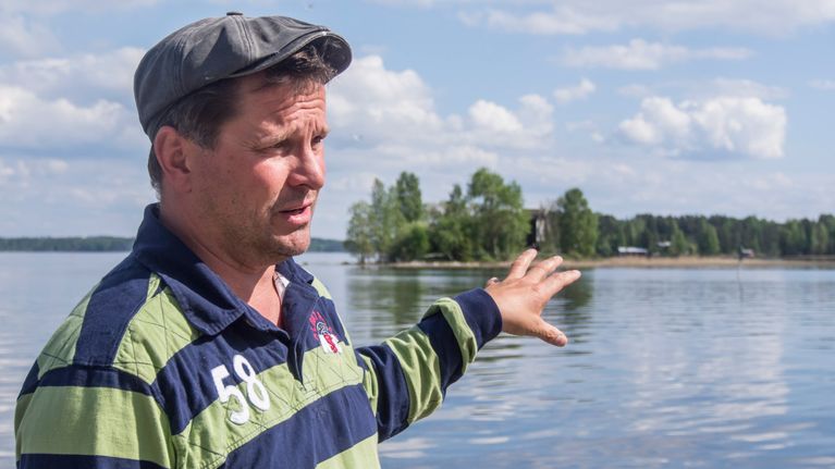 Yrittäjä Ismo Apell esittelee hotellilaivan paikkaa Kuopion satamassa.