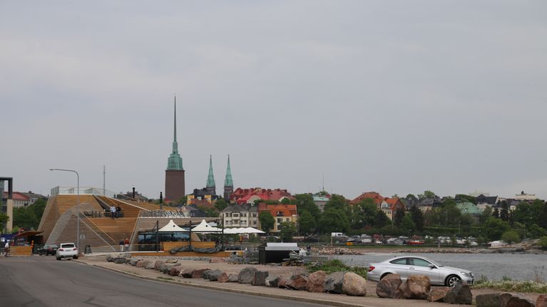 Löyly sijaitsee Helsingin Hernesaaressa meren rannalla ja lähellä keskustaa.