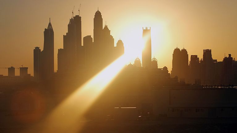 Kaupunkisilhuetti tornitaloista Dubaissa, joka kuuluu Yhdistyneisiin Arabiemiraatteihin. Yhdistyneet Arabiemiraatit pyrkii saamaan seitsemän prosenttia energiastaan auringosta vuoteen 2020 mennessä. Myös Saudi-Arabia panostaa aurinkoenergiaan. Kuva Dubaista.