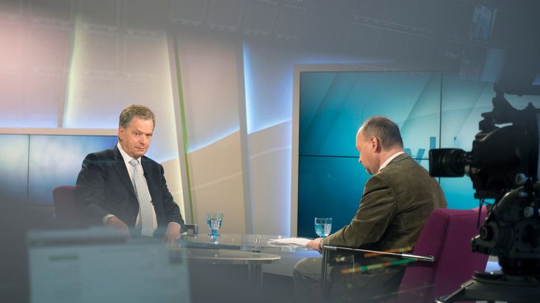 Sauli Niinistö ja Jari Korkki Ykkösaamun studiossa.