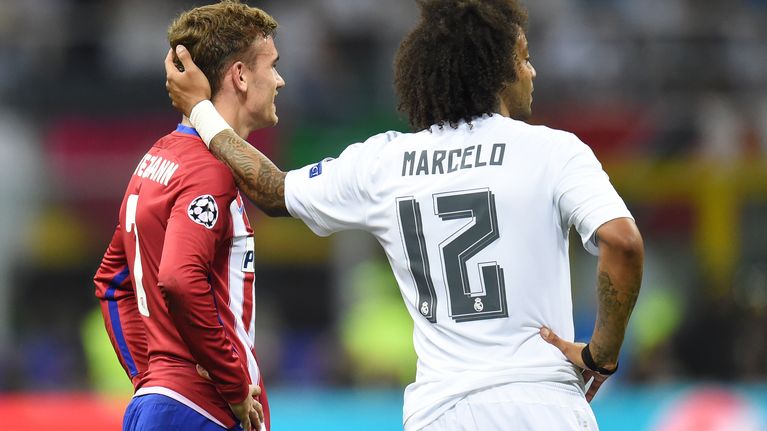 Real Madridin Marcelo lohduttaa Atleticon Antoine Griezmannia, joka epäonnistui rangaistuspotkussaan 48. minuutilla. 