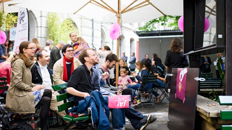 Liberaalin Operation Libero -järjestön kannattajat seuraavat kansanäänestyksen ääntenlaskentaa Sveitsissä. 
