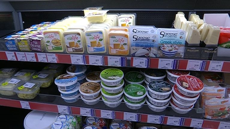 Vegaanisia juustokkeita kaupan hyllyssä