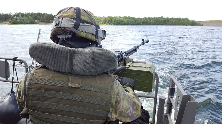 Suomalaisen Jehu-luokan aluksen kyydissä matkalla harjoitukseen merellä.